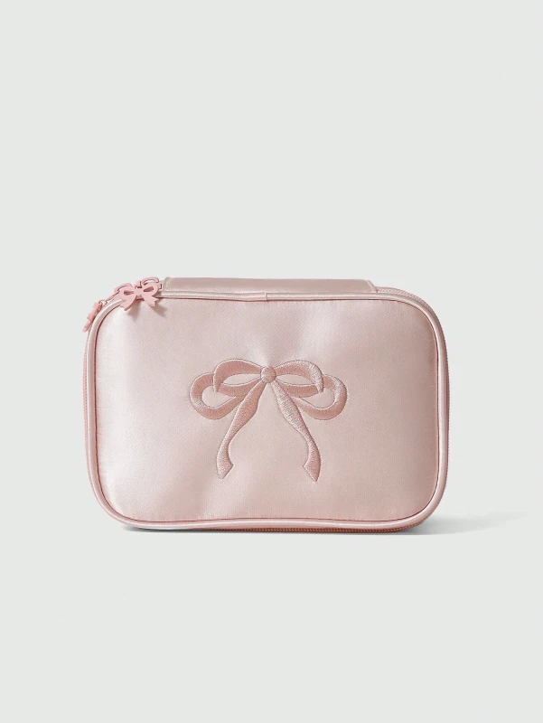 حقيبة مكياج ساتان بفيونكة - أناقة راقية لمستحضراتكِ الجمالية