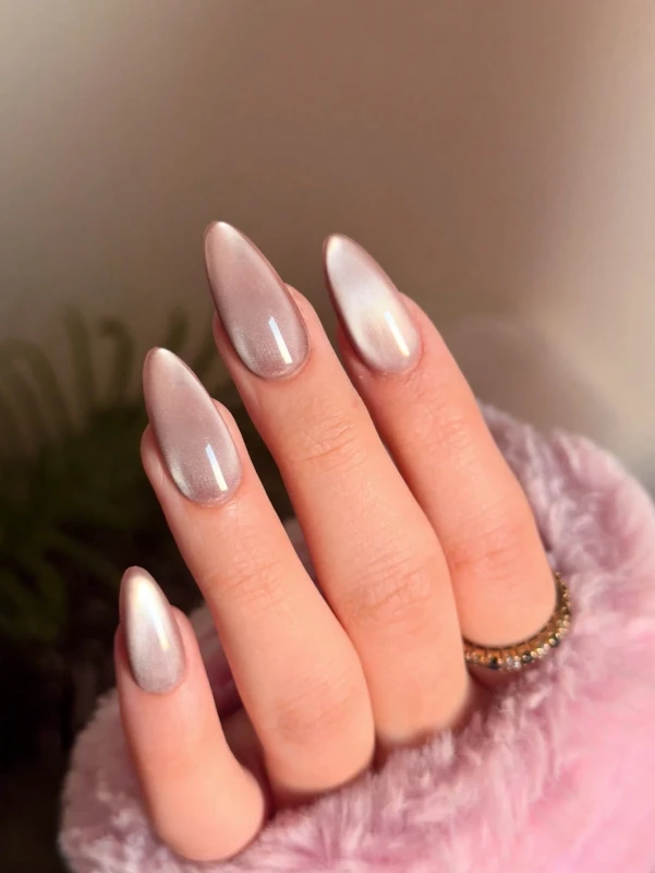 أظافر لاصقة بتصميم "عين القط" اللامع بلون الشمبانيا أو البني المائل للوردي (24 قطعة)