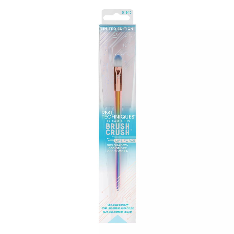 فرشاة ظلال العيون لإطلالة عيون جريئة ومدموجة من REAL TECHNIQUES