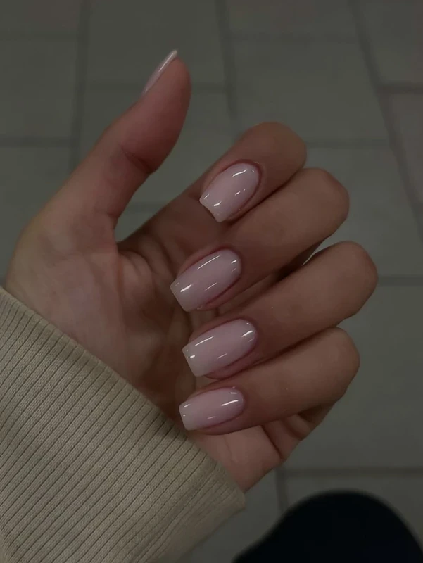 أظافر لاصقة بلون حليبي فاتح ( 24 قطعة )