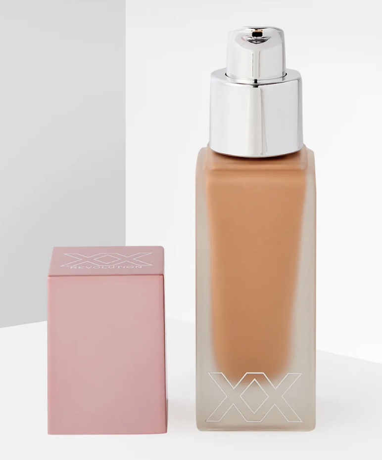 كريم أساس سائل توفر تغطية كاملة من Revolution