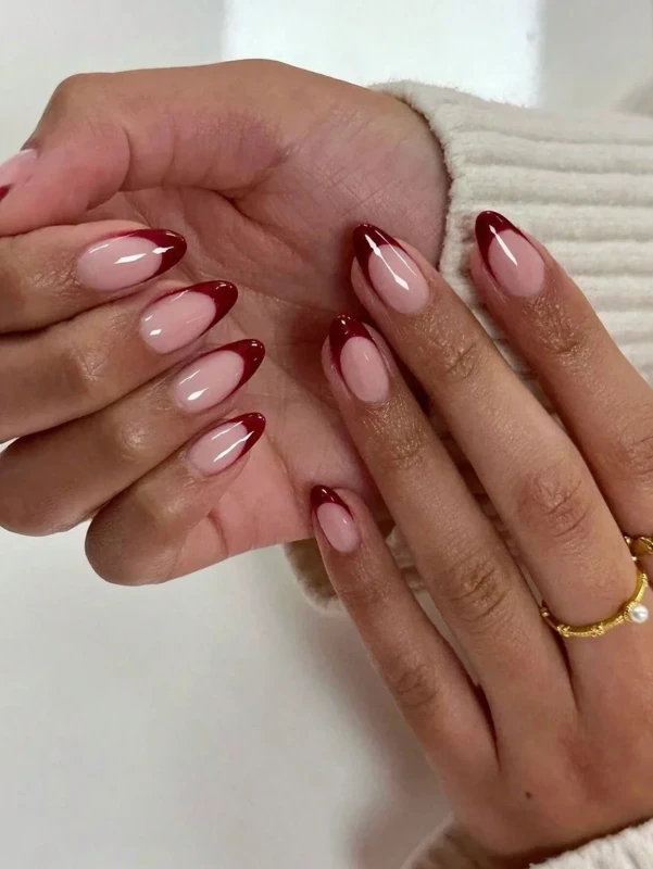 أظافر لاصقة بتصميم فرنسي وأطراف كستنائية مدببة ( 24 قطعة )